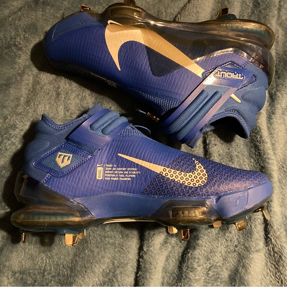 NWT Nike trout cleats